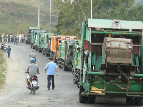 Hàng chục xe chở rác bị ách tắc do người dân chặn xe đòi quyền lợi  1