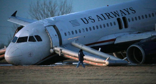 Chiếc A320 nằm trên đường băng sau sự cố - Ảnh: Reuters
