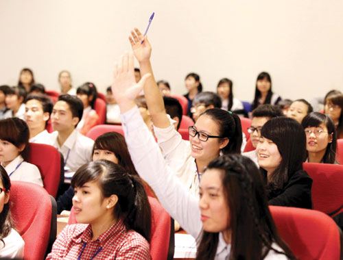 Sinh viên đặt câu hỏi với các đại biểu Quốc hội - Ảnh: Ngọc Thắng