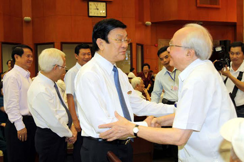 Chủ tịch nước Trương Tấn Sang thăm hỏi cán bộ lão thành cách mạng tại buổi lễ - Ảnh: Vũ Thanh