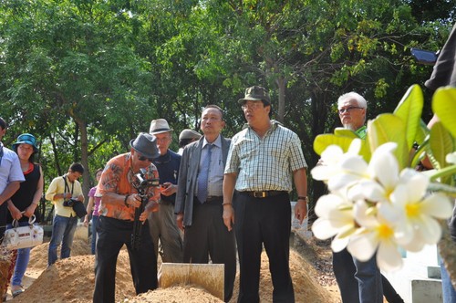 Thứ trưởng Nguyễn Thanh Sơn (đứng giữa đội mũ) dẫn các cựu sĩ quan VNCH đến viếng từng ngôi mộ tại Nghĩa trang Bình An
