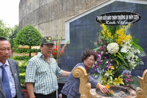 Ông Đa Vít Nguyễn (bên phải) và Nguyễn Ngọc Lập (cúi đầu) cùng Thứ trưởng Sơn tại Nghĩa trang Bình An