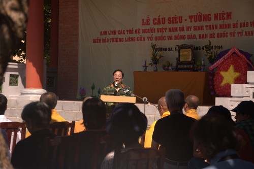 Thứ trưởng Nguyễn Thanh Sơn tại buổi lễ cầu siêu trên đảo Trường Sa 
