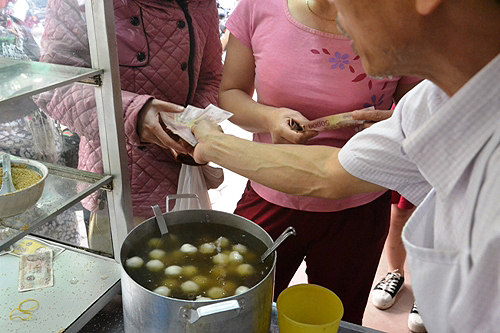 Người Hà Nội xếp hàng mua bánh chay trên phố