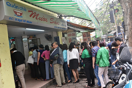 Người Hà Nội xếp hàng mua bánh chay trên phố