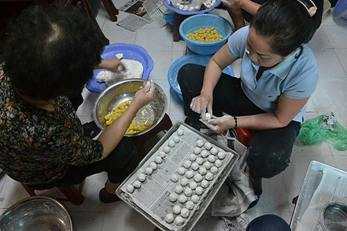 Người Hà Nội xếp hàng mua bánh chay trên phố