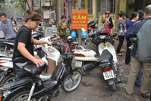 Người Hà Nội xếp hàng mua bánh chay trên phố
