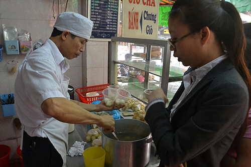 Người Hà Nội xếp hàng mua bánh chay trên phố