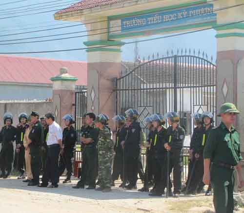 Dù nhiều công nhân Trung Quốc đã đi làm việc trở lại nhưng tại nhiều điểm nhạy cảm trên địa bàn Khu kinh tế Vũng Áng, cơ quan chức năng Hà Tĩnh vẫn thắt chặt an ninh bảo vệ, đảm bảo an toàn tính mạng, tài sản cho người nước ngoài