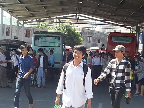 Hàng ngàn người tấp nập đổ về Sài Gòn sau lễ