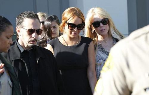 Nữ diễn viên Lindsay Lohan (giữa) và mẹ của mình, bà Dina Lohan (phải) ở California (Mỹ) vào năm 2013 - d
