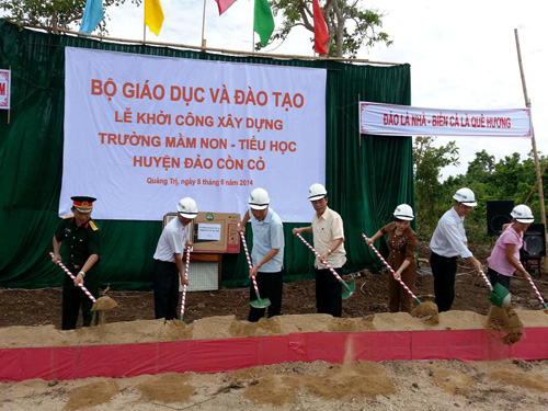 Các vị đại biểu làm lễ khởi công công trình