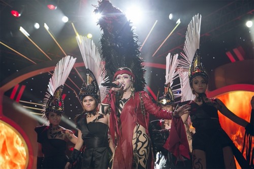 Minh Thuận đội chiếc mũ lông 5 kí để thể hiện vai diễn ca sĩ Cher