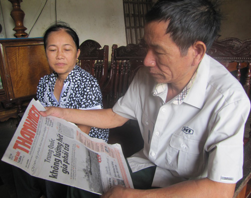Vợ chồng ông Hà Văn Đạt, bà Nguyễn Thị Tâm (bố mẹ ruột của chiến sĩ Hà Anh Tuấn) đọc Báo Thanh Niên để theo dõi tin tức từ quần đảo Hoàng Sa, nơi con trai mình đang công tác