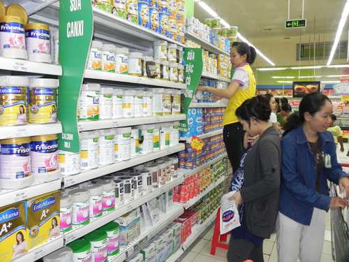 Chỉ còn 10 ngày nữa công bố giá bán lẻ tối đa mặt hàng sữa bột dành cho trẻ em dưới 6 tuổi nhưng đến nay còn nhiều bấp cập, lúng túng