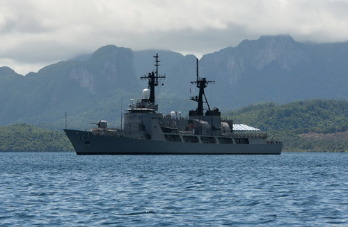 Tàu chiến Philippines đậu ở vịnh Ulugan ngày 7.6 - Ảnh: AFP