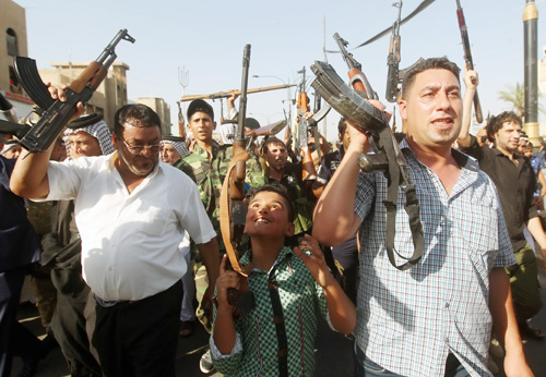 Dân thường Iraq tình nguyện cầm súng để chiến đấu chống lại ISIL - Ảnh: AFP
