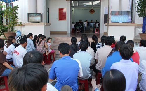 Người dân theo dõi phiên tòa tại sân TAND H.Khánh Sơn qua màn hình được truyền trực tiếp 2