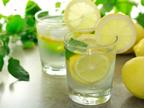 Uống nước chanh buổi sáng