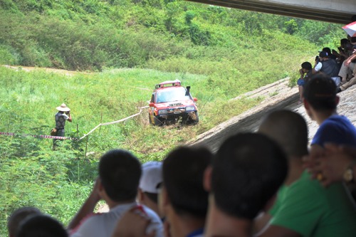 Nghẹt thở với màn đua xe ô tô địa hình ở Hà Nội