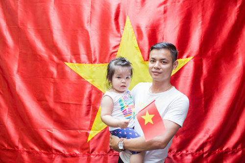 Cờ Tổ quốc là biểu tượng của lòng yêu nước, tình yêu và sự đoàn kết của dân tộc Việt Nam. Hãy cùng xem bức ảnh liên quan để tôn vinh sự hi sinh và truyền thống của cha ông ta trong việc giữ gìn và bảo vệ sự độc lập, tự do và hạnh phúc cho quê hương.