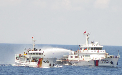 Tàu Trung Quốc phun vòi rồng vào tàu Việt Nam (