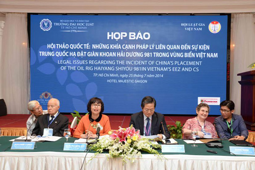 Bà Jeanne Mirer, Chủ tịch Hội Luật gia dân chủ thế giới (thứ 2 từ phải sang) tham dự buổi họp báo
