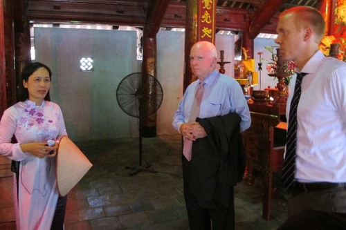 TNS John McCain say sưa nghe hướng dẫn viên thuyết minh về trường Đại học đầu tiên của Việt Nam 1