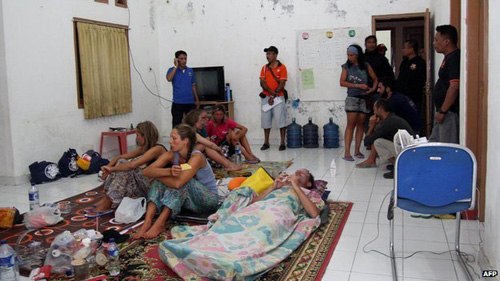 Một nhóm người sống sót nghỉ tại một nhà dân trước khi được đưa đến bệnh viện - d