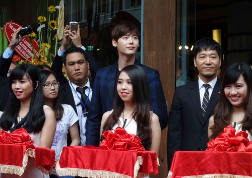 Hàng ngàn fan 'náo loạn' tranh gặp sao Hàn giữa trung tâm Sài Gòn 10