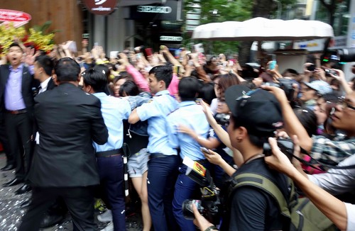 Hàng ngàn fan 'náo loạn' tranh gặp sao Hàn giữa trung tâm Sài Gòn 15