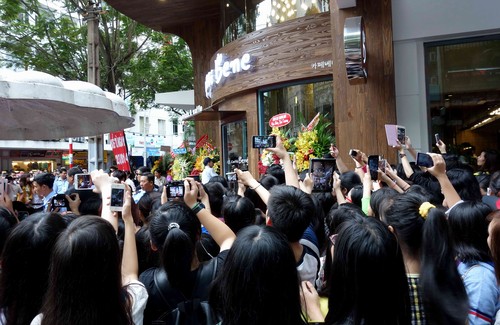 Hàng ngàn fan 'náo loạn' tranh gặp sao Hàn giữa trung tâm Sài Gòn 4