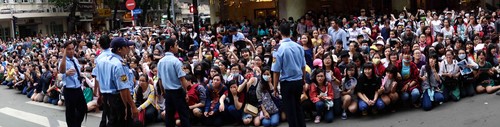 Hàng ngàn fan 'náo loạn' tranh gặp sao Hàn giữa trung tâm Sài Gòn 6