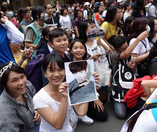 Hàng ngàn fan 'náo loạn' tranh gặp sao Hàn giữa trung tâm Sài Gòn 8