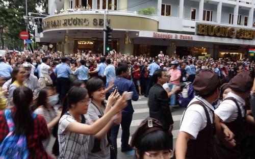 Hàng ngàn fan 'náo loạn' tranh gặp sao Hàn giữa trung tâm Sài Gòn 9