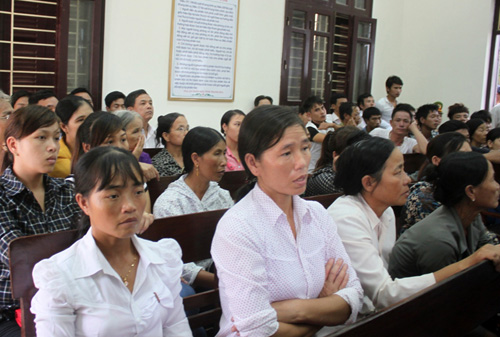 Nhiều người dân xã Minh Lộc và Ngư Lộc, huyện Hậu Lộc theo dõi phiên tòa