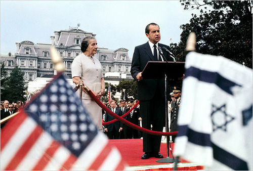 Thủ tướng Israel Golda Meir (trái) và Tổng thống Richard Nixon tại Washington năm 1969 - Ảnh: Corbis