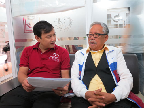 Cụ ông Lê Phước Thiệt (phải) được cháu đưa đến Trường ĐH Duy Tân đăng ký thi cao học - Ảnh: Diệu Hiền