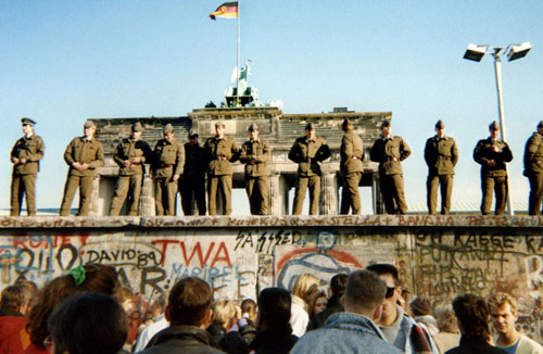 Bức tường Berlin đã trở thành biểu tượng của nước Đức và là một trong những địa điểm du lịch hấp dẫn nhất châu Âu. Trong hình ảnh liên quan đến bức tường Berlin, chúng ta có thể khám phá thông tin và lịch sử về bức tường đầy cảm xúc này.