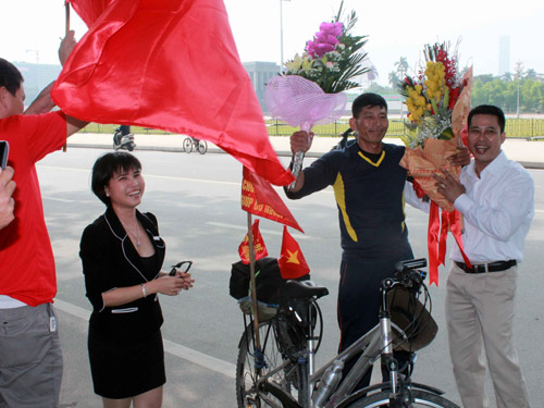 Bạn bè, đồng nghiệp đón tiếp anh Dương (giữa) tại Hà Nội
