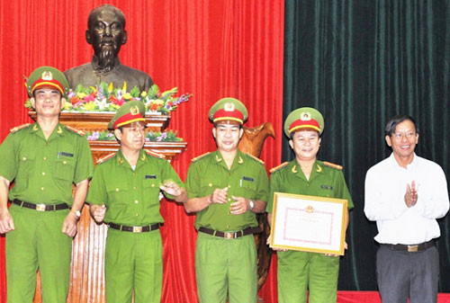 Chủ tịch UBND tỉnh Quảng Nam Lê Phước Thanh (bên phải) tặng bằng khen cho PC45
