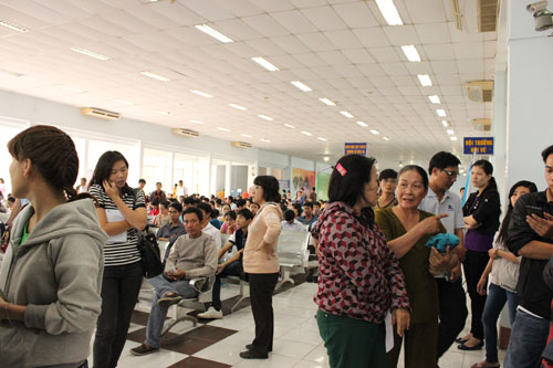 Ga Sài Gòn bán vé trực tiếp: Đợi chờ vật vã, kết quả ‘hết vé’ 2