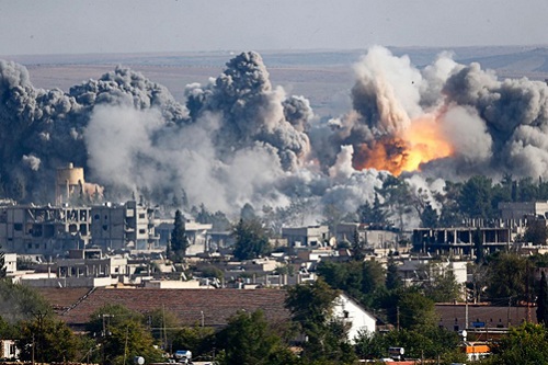 Một quả cầu lửa phát nổ tại thành phố Kobane, Syria - Ảnh: Reuters