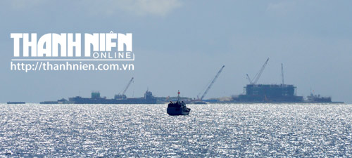 một tàu của Việt Nam đang tiếp cận Gạc Ma