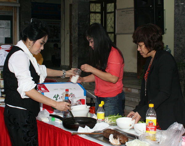 Ca sĩ Thanh Lam đến từ rất sớm cùng vào bếp với chị em báo Thanh Niên - 1