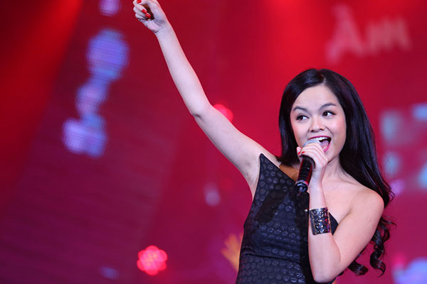 'Gái một con' Phạm Quỳnh Anh đọ eo thon với Minh Hằng, Hoàng Thùy Linh 4