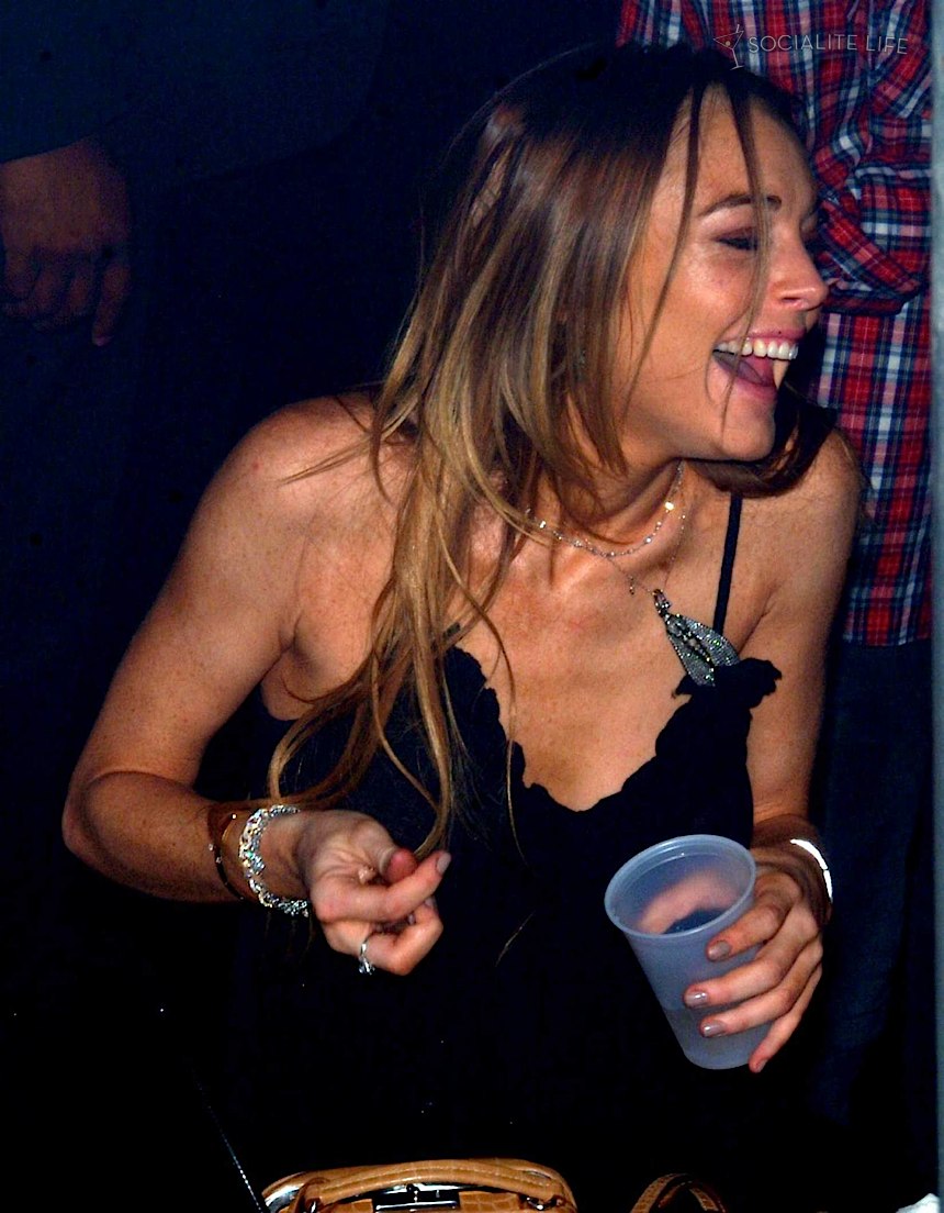 Lindsay Lohan tranh thủ tiệc tùng trước giờ vào trại cải tạo 