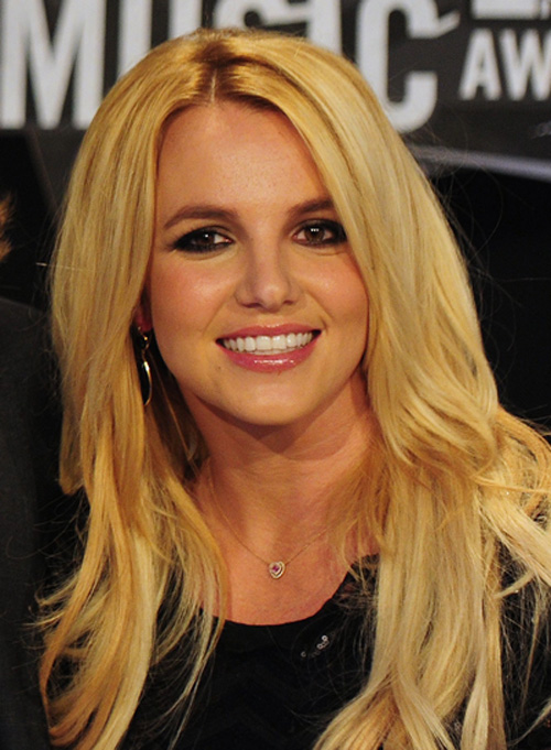 Britney Spears đánh người bằng ô