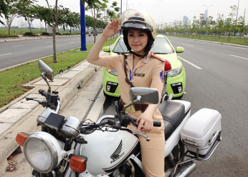 Lương Bích Hữu làm cảnh sát giao thông