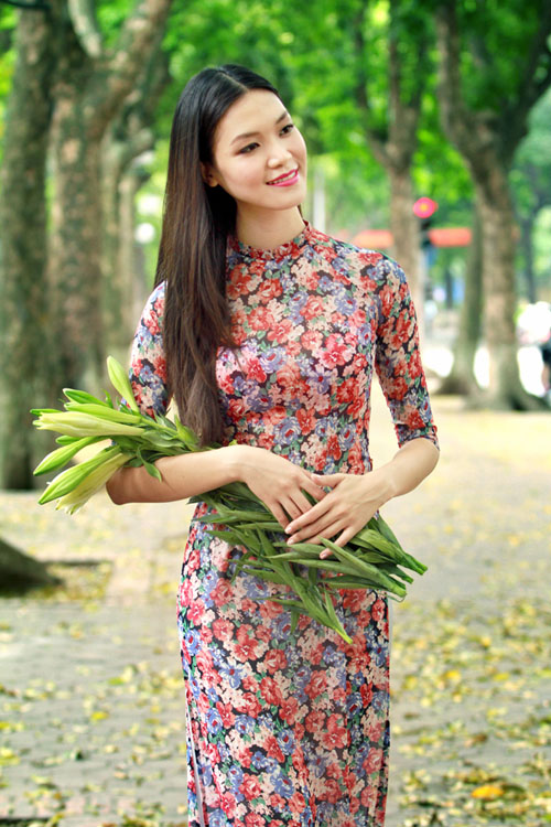 Hoa hậu Thùy Dung đằm thắm với áo dài giữa phố phường Hà Nội 1